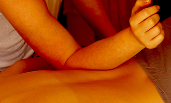 Foto de un masaje realizado por una terapeuta profesional